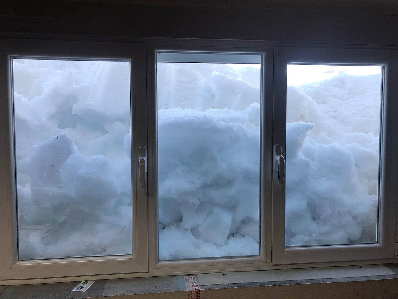 La nieve ha llegado al nivel de las ventanas en Posada de Valdeón