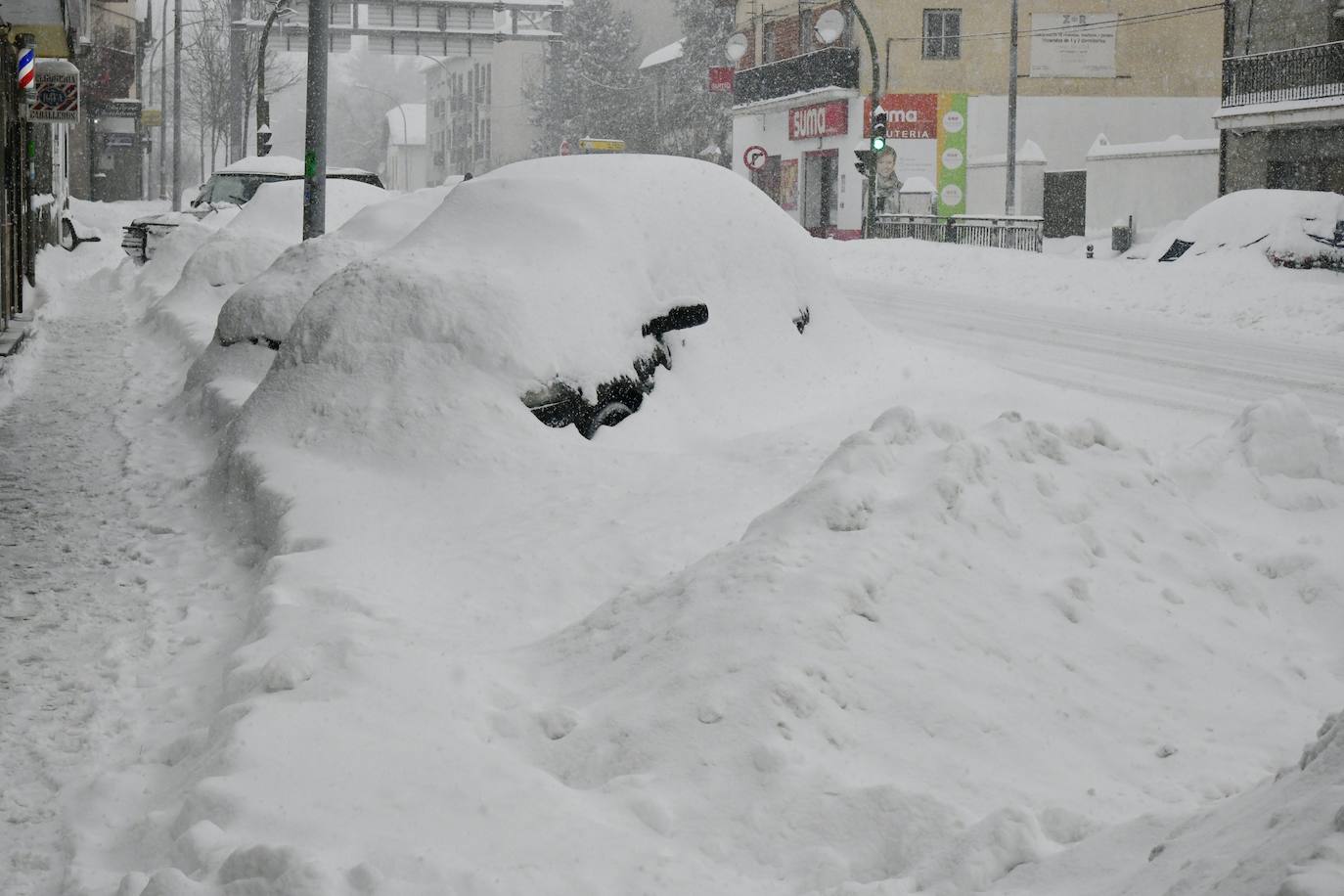 Un vecino de San Rafael, en El Espinar (Segovia), mide el espesor de la capa de nieve caída. 