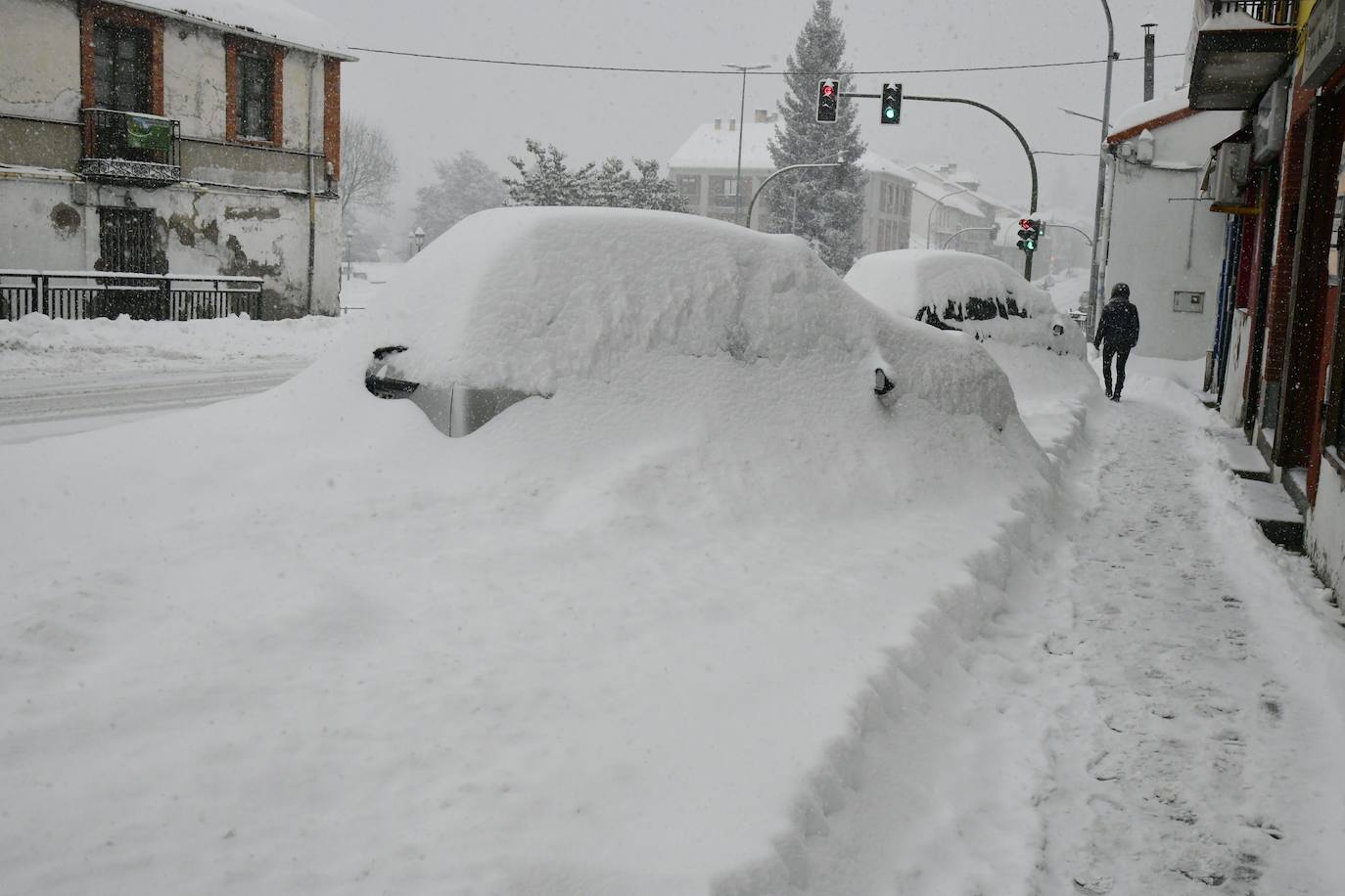 Un vecino de San Rafael, en El Espinar (Segovia), mide el espesor de la capa de nieve caída. 