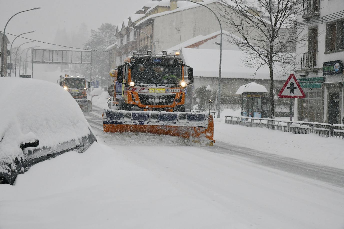 Un vecino de San Rafael, en El Espinar (Segovia), mide el espesor de la capa de nieve caída. 