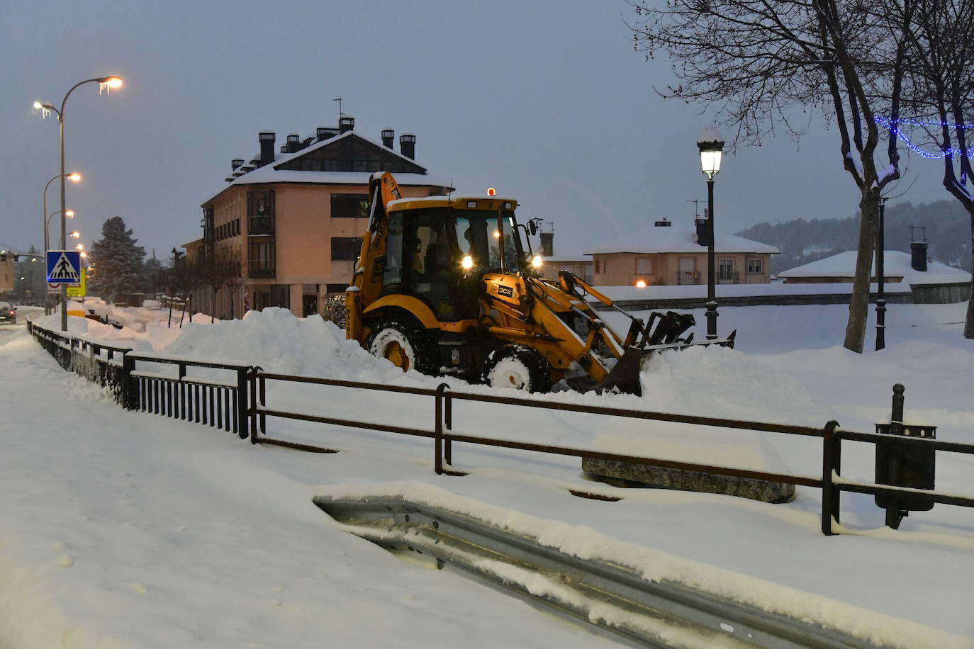 Un vecino de San Rafael, en El Espinar (Segovia), mide el espesor de la capa de nieve caída. 