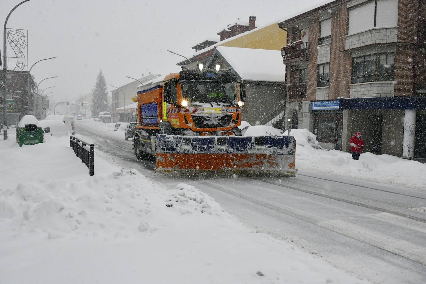 Un vecino de San Rafael, en El Espinar (Segovia), mide el espesor de la capa de nieve caída. 