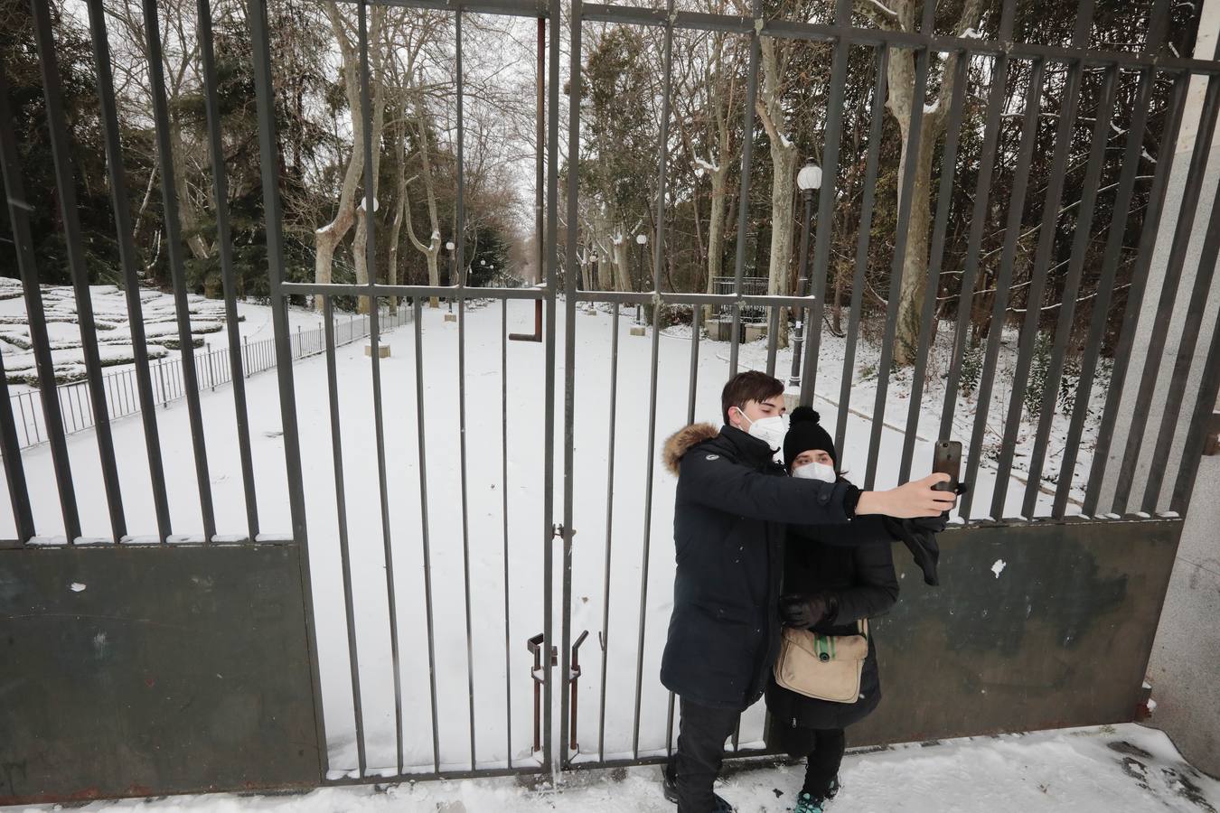 Fotos: Los vallisoletanos disfrutan de un día de nieve en la ciudad