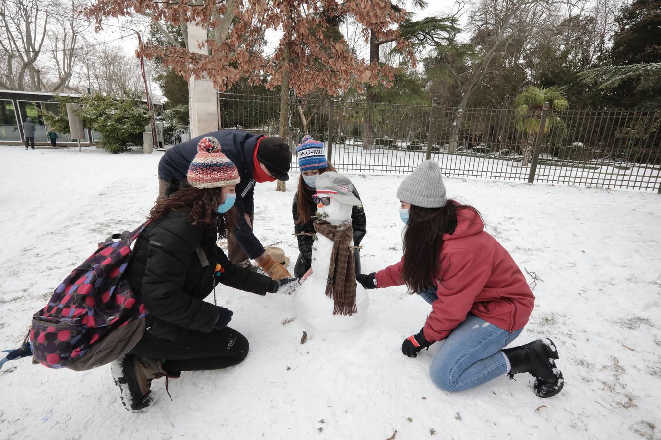 Fotos: Los vallisoletanos disfrutan de un día de nieve en la ciudad