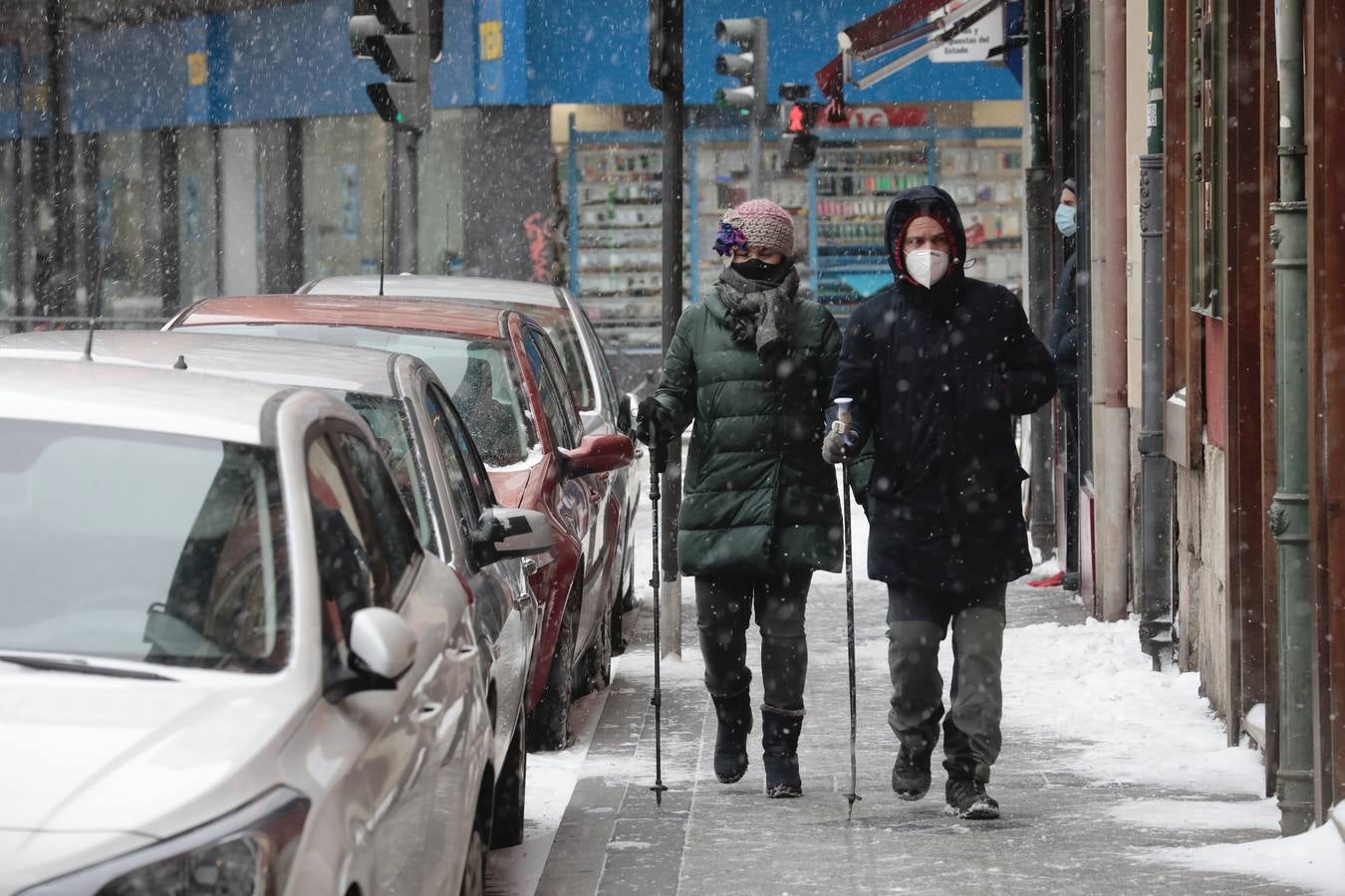 Fotos: Los vallisoletanos disfrutan de un día de nieve en la ciudad