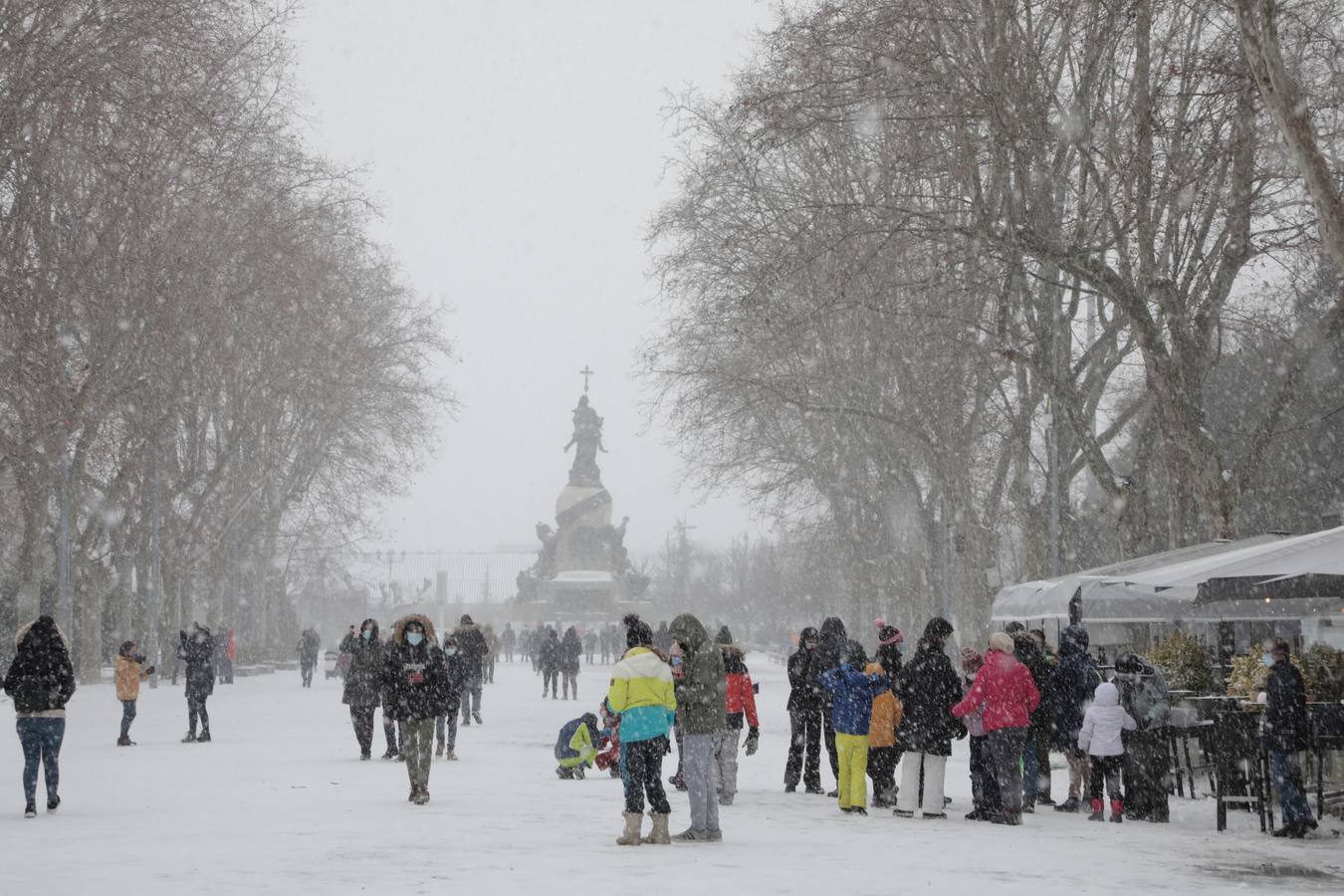 Fotos: Los vallisoletanos disfrutan de un día de nieve en la ciudad