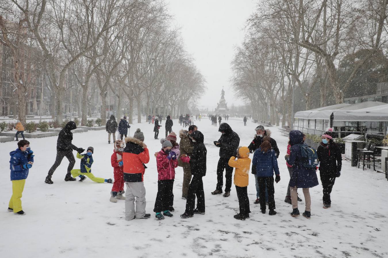 Fotos: Los vallisoletanos disfrutan de un día de nieve en la ciudad