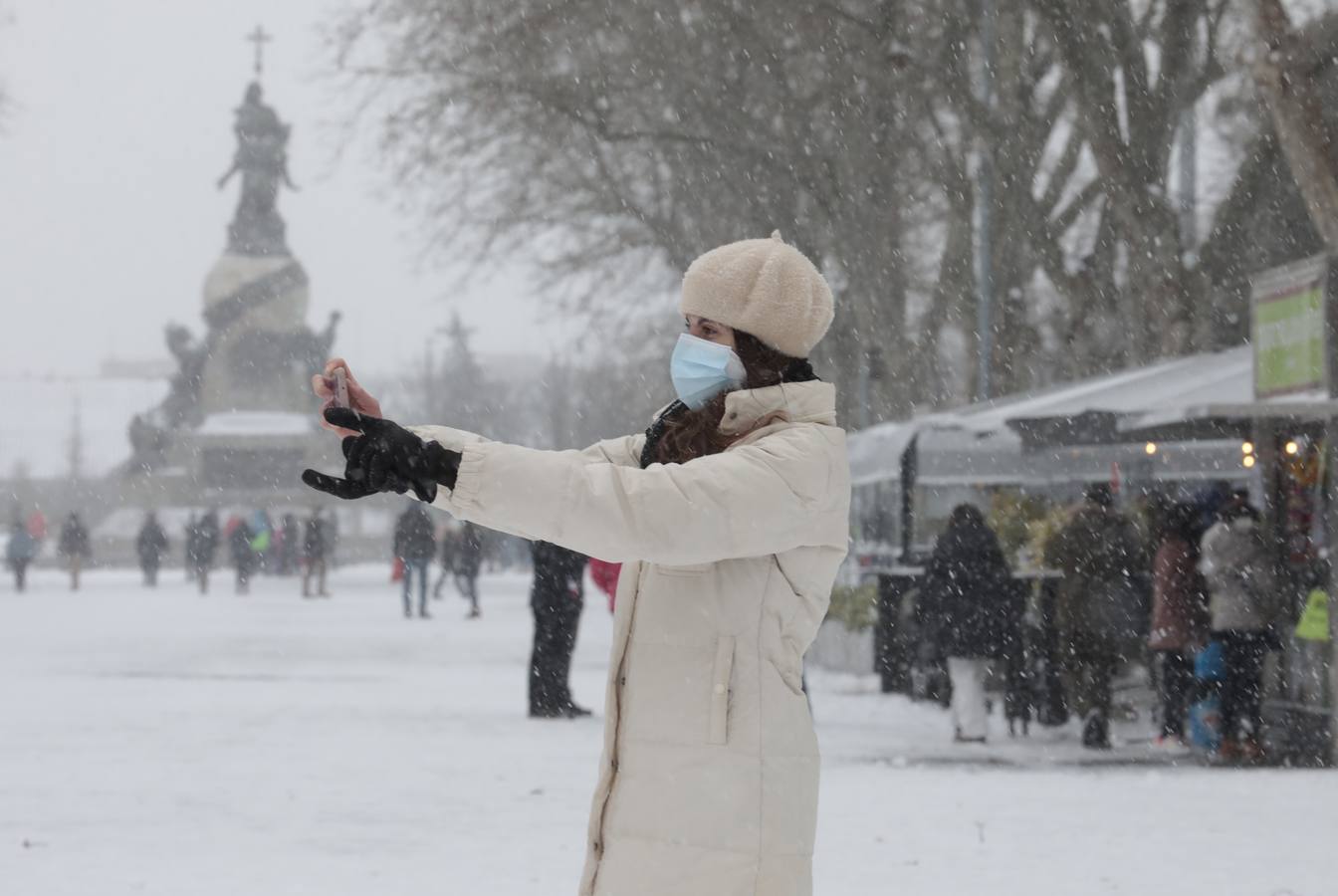 Fotos: Los vallisoletanos disfrutan de un día de nieve en la ciudad