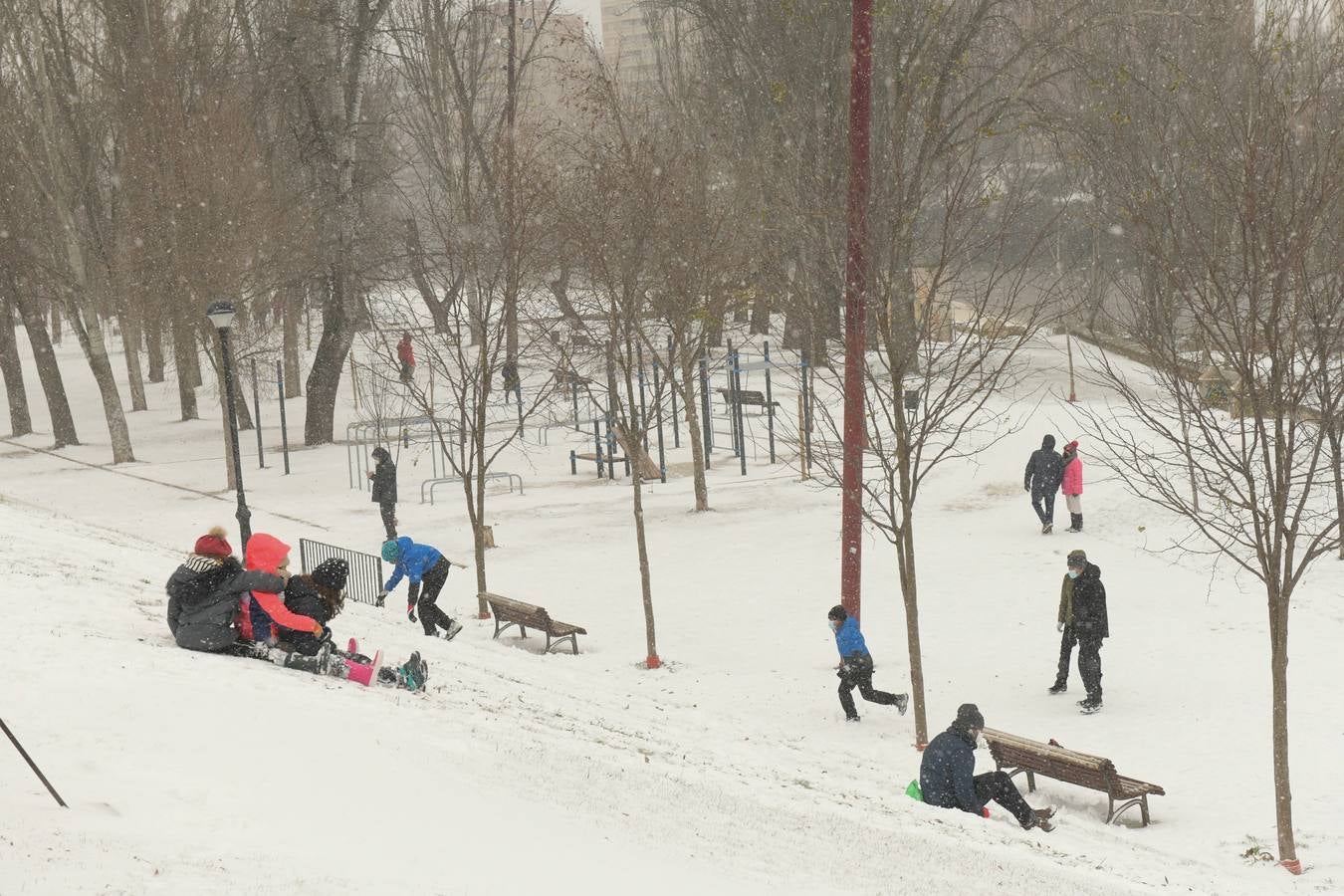 Fotos: Los vallisoletanos disfrutan de un día de nieve en la ciudad