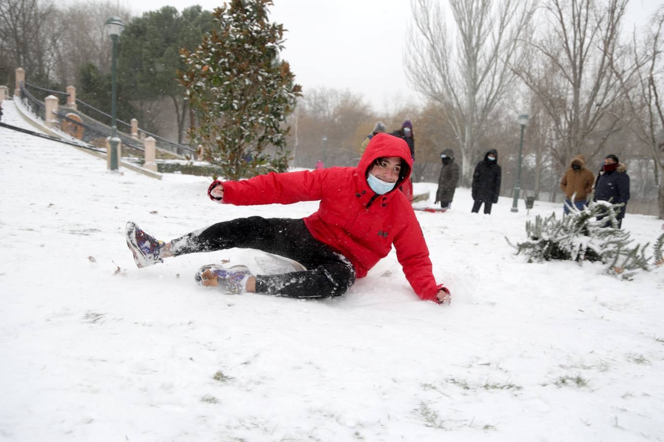 Fotos: Los vallisoletanos disfrutan de un día de nieve en la ciudad