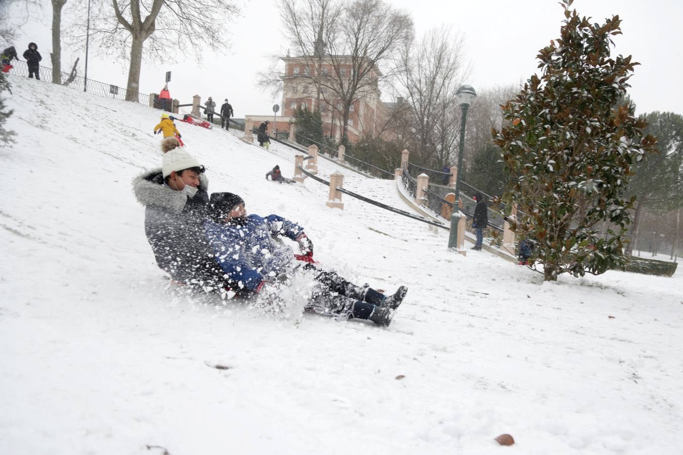 Fotos: Los vallisoletanos disfrutan de un día de nieve en la ciudad