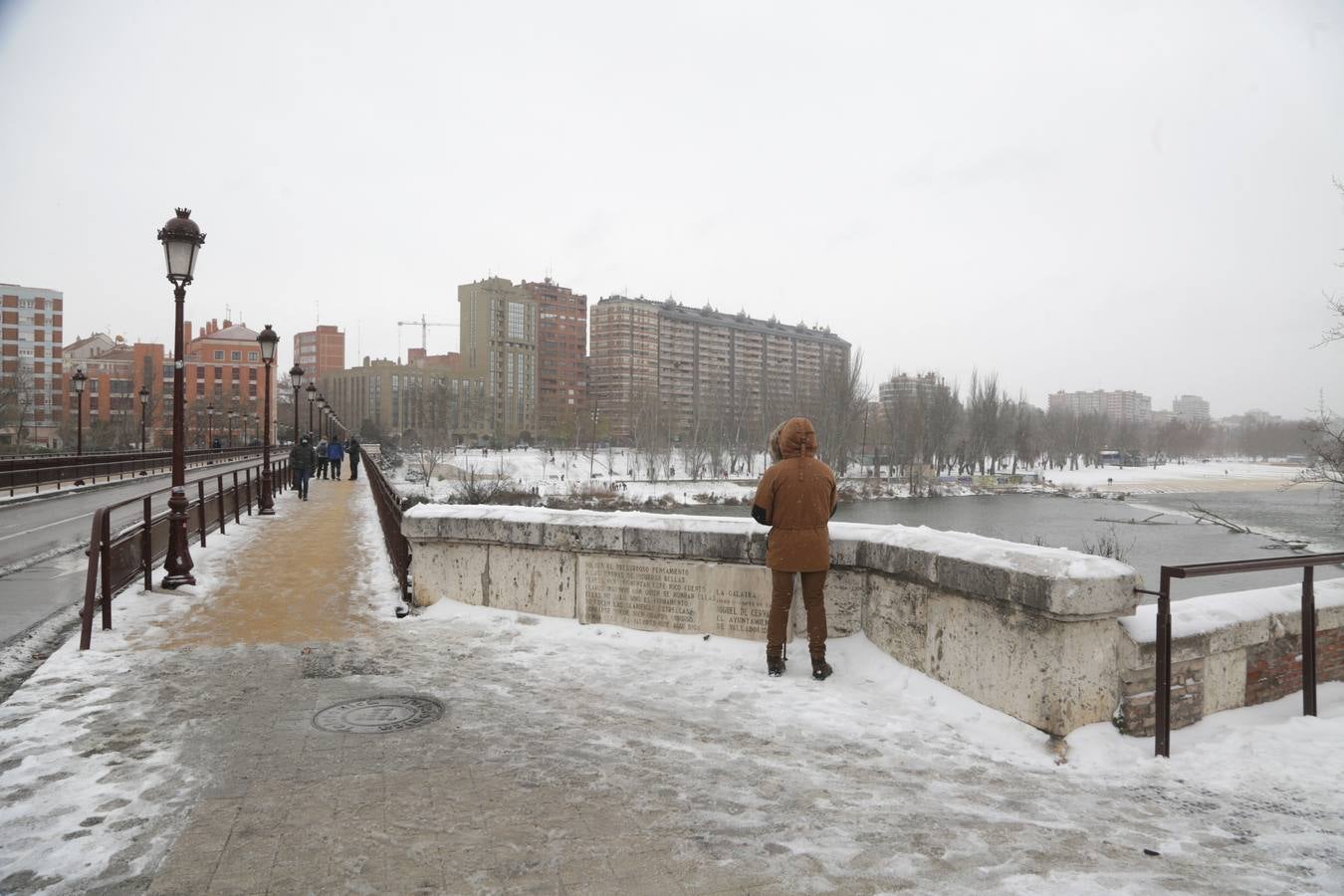 Fotos: Los vallisoletanos disfrutan de un día de nieve en la ciudad