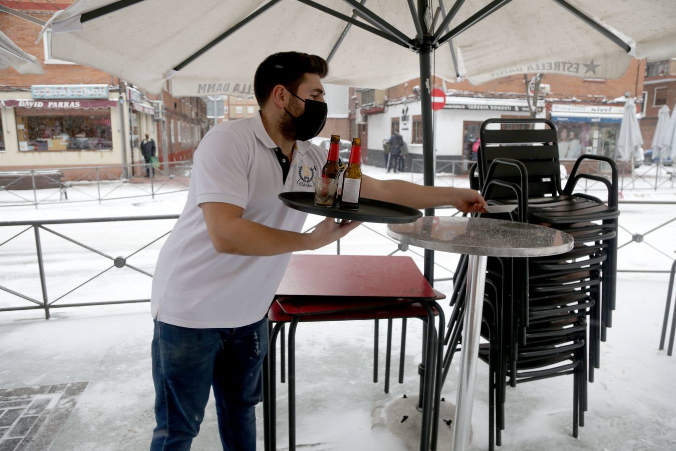 Fotos: Los vallisoletanos disfrutan de un día de nieve en la ciudad