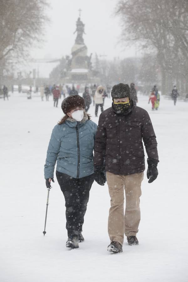 Fotos: Los vallisoletanos disfrutan de un día de nieve en la ciudad