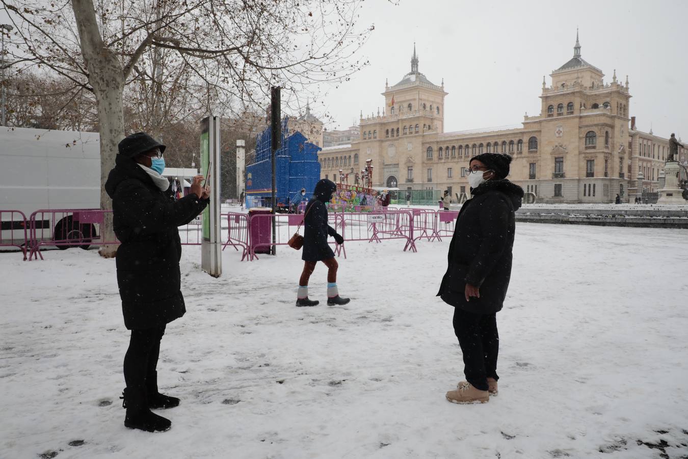 Fotos: Los vallisoletanos disfrutan de un día de nieve en la ciudad