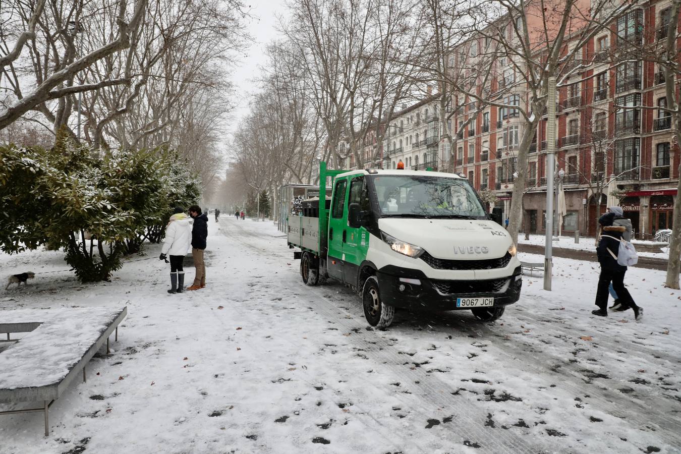 Fotos: Los vallisoletanos disfrutan de un día de nieve en la ciudad