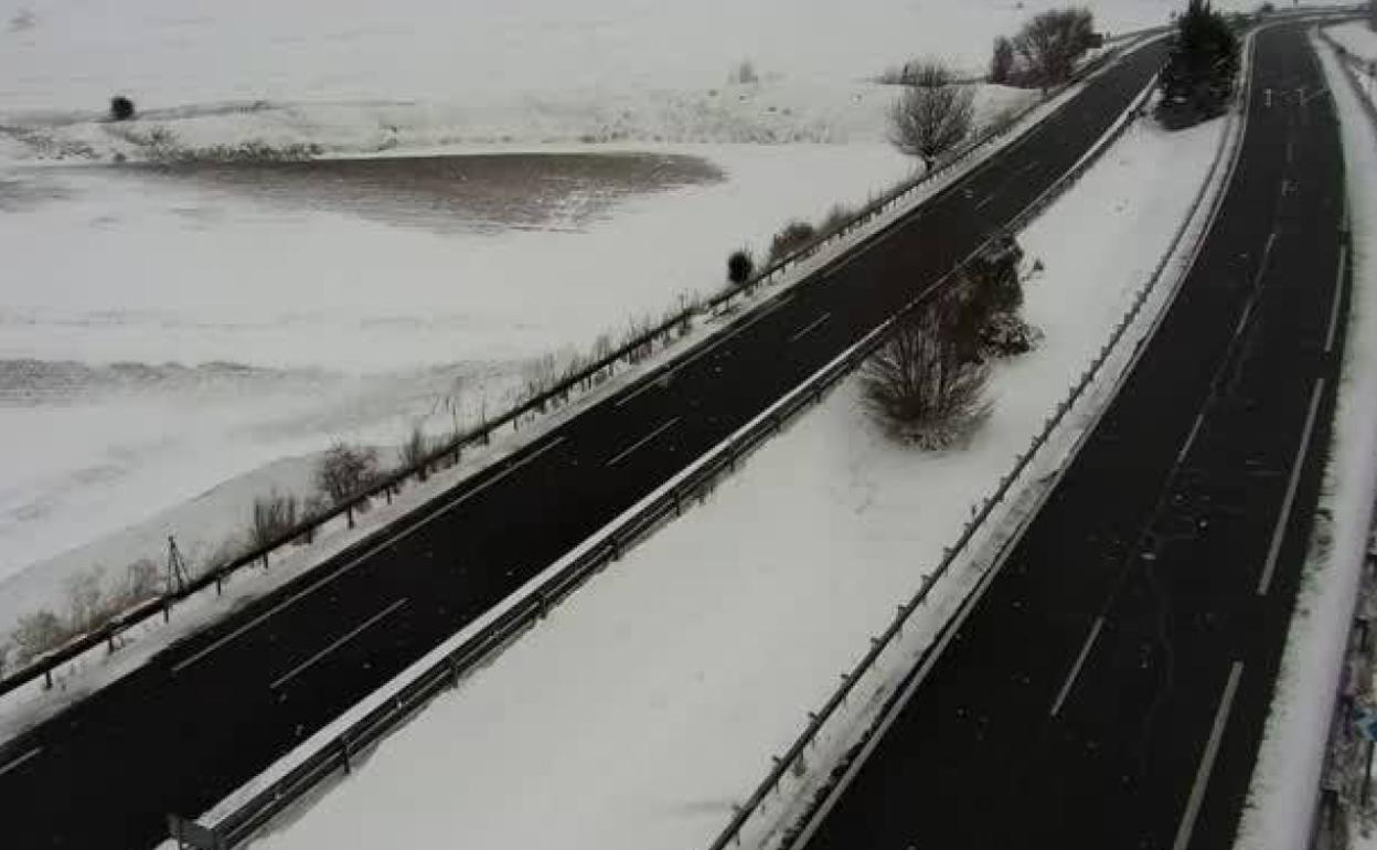 Calzada despejada, y sin tráfico, en la A-6 a su paso por Arévalo.