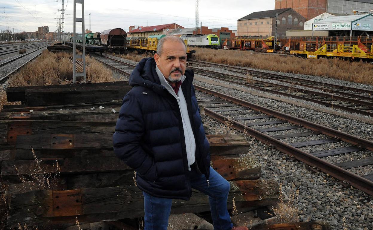 Alfredo Losada, junto a las vías del tren en la estación de Medina del Campo.