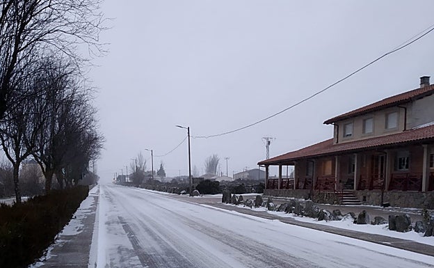 Carretera nevada en Bermillo de Sayago, en la comarca zamorana de Sayago. 