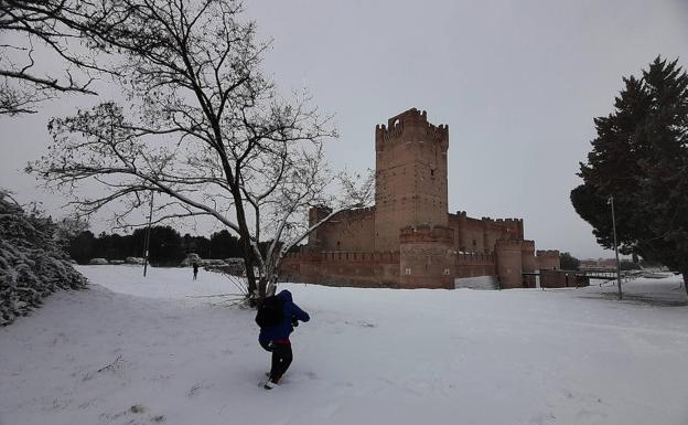 El castillo de la Mota, rodeado por la nieve. 