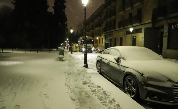 La nieve cubrió aceras y carreteras.