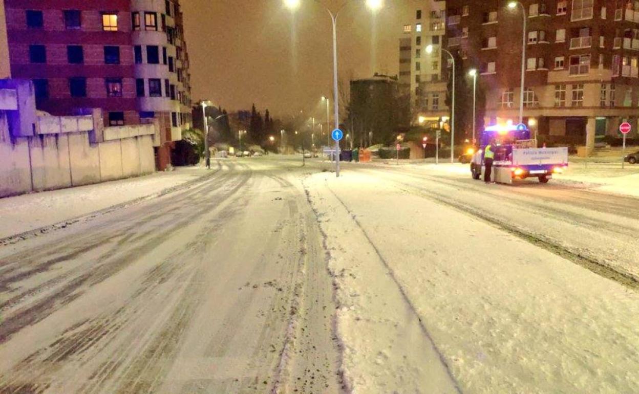 Nieve y placas de hielo en Parquesol. 