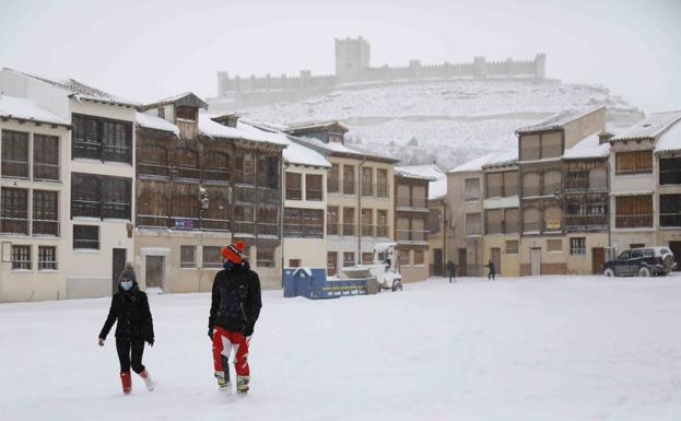 El castillo del Peñafiel, al fondo, desde la plaza del Coso. 