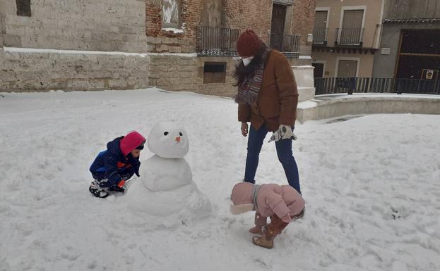 Un muñeco de nieve en mitad del casco urbano de Medina de Rioseco. 