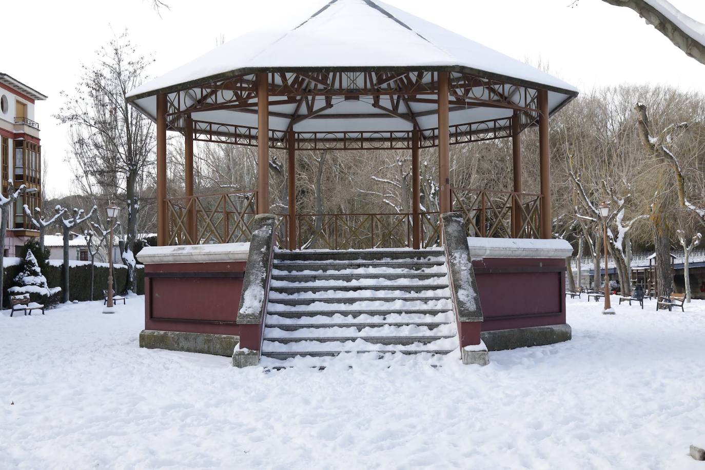 Fotos: Restos de hielo y nieve, protagonistas de la manaña del domingo en Peñafiel