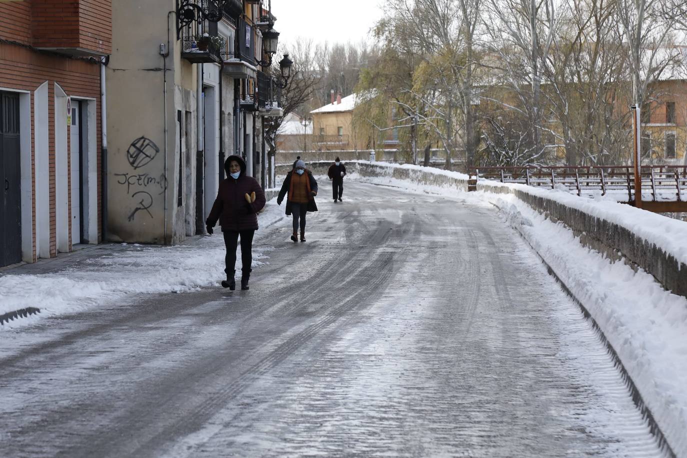 Fotos: Restos de hielo y nieve, protagonistas de la manaña del domingo en Peñafiel