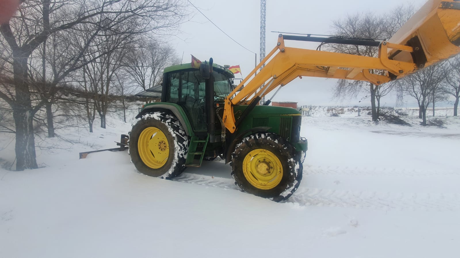 Barruelo del Valle. El alcalde con su tractor retirando la nieve y el hielo.