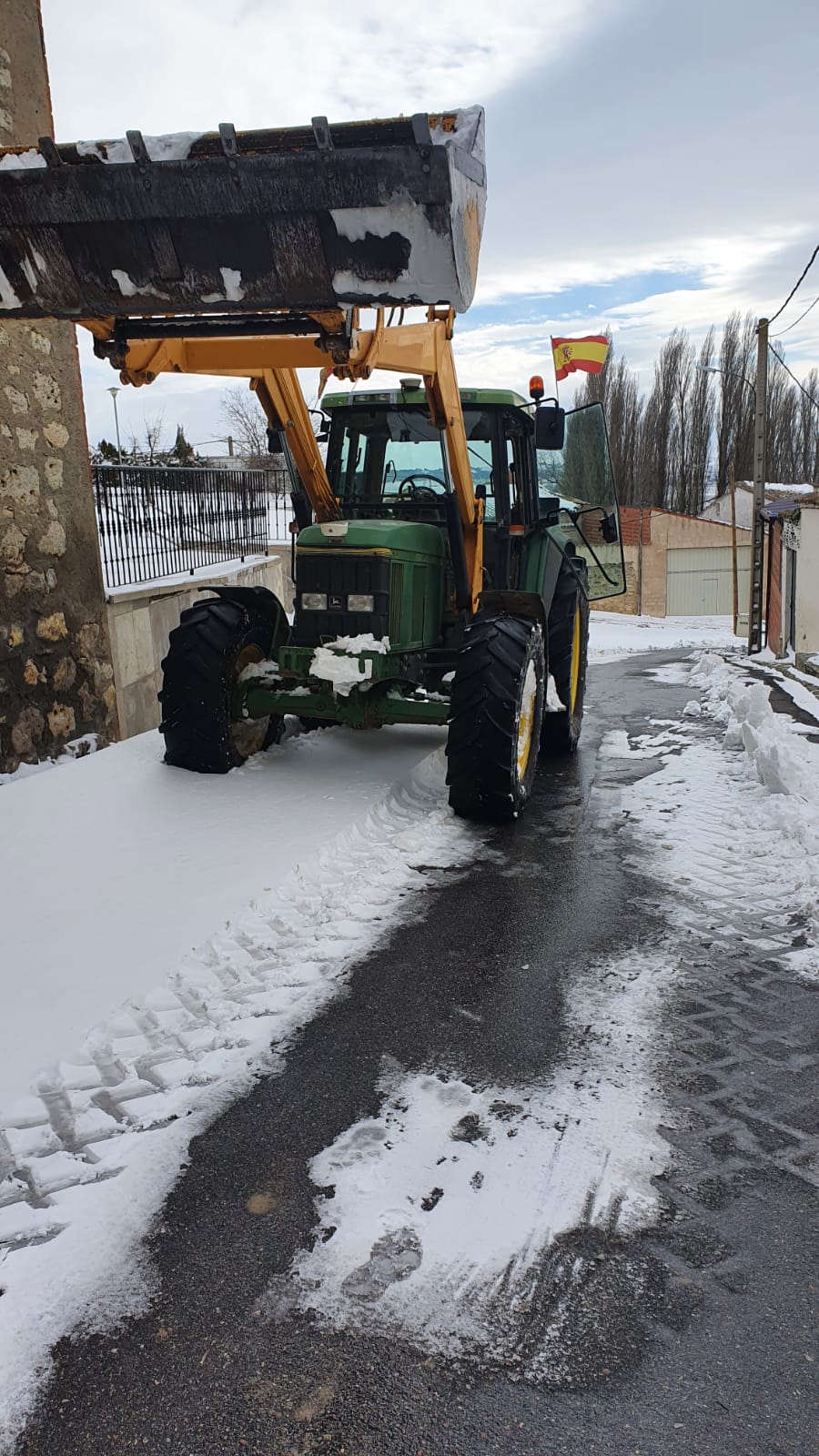 Barruelo del Valle. El alcalde con su tractor retirando la nieve y el hielo.