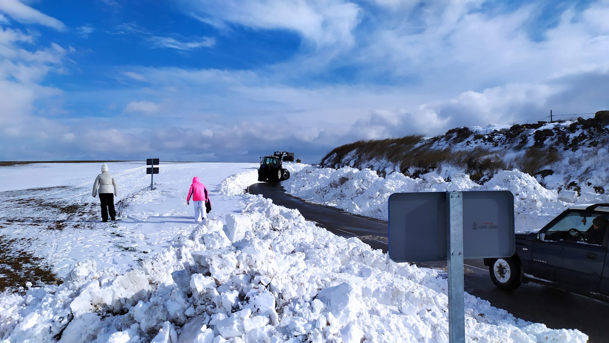 Tractores ayudando a quitar la nieve de la carretera de Ciguñuela a Arroyo.