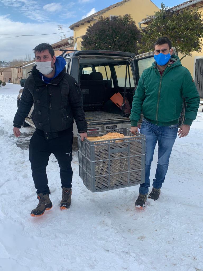 En Castrodeza el panadero no podía llegar. Se han acercado los vecinos con un todoterreno hasta Zaratán, desde Villanubla.