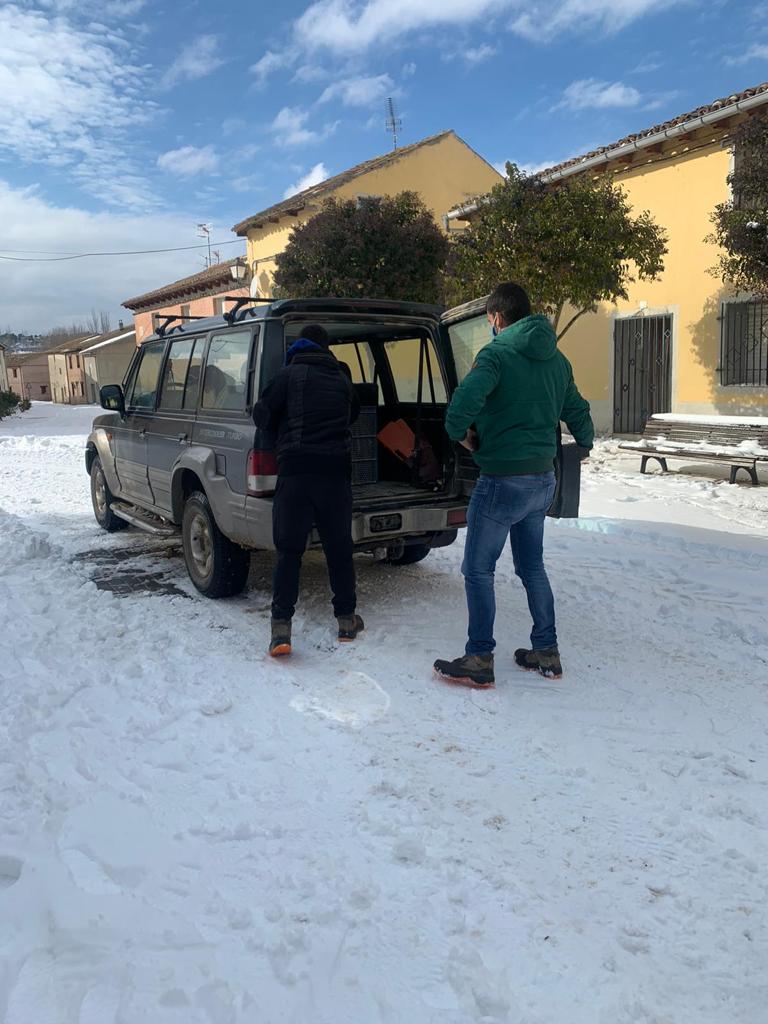 En Castrodeza el panadero no podía llegar. Se han acercado los vecinos con un todoterreno hasta Zaratán, desde Villanubla.