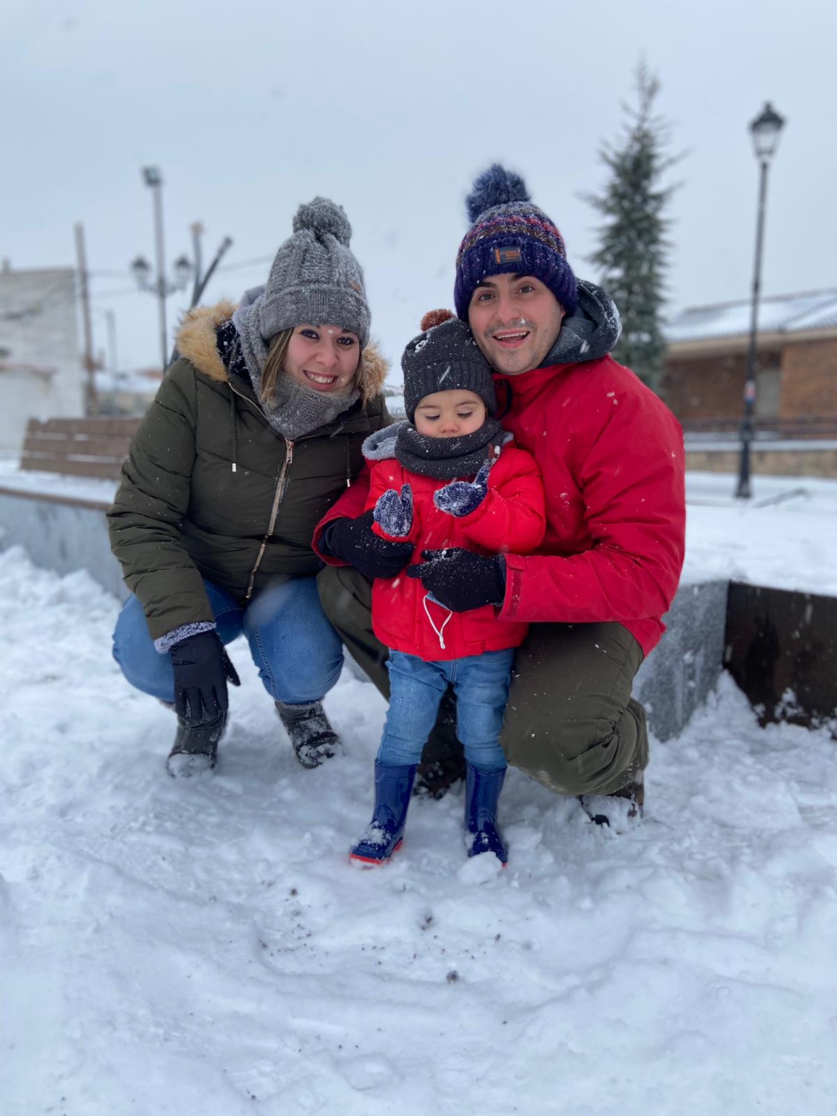Desde Íscar en la plaza de Torrevieja disfrutando de su primera nevada de Aitor.
