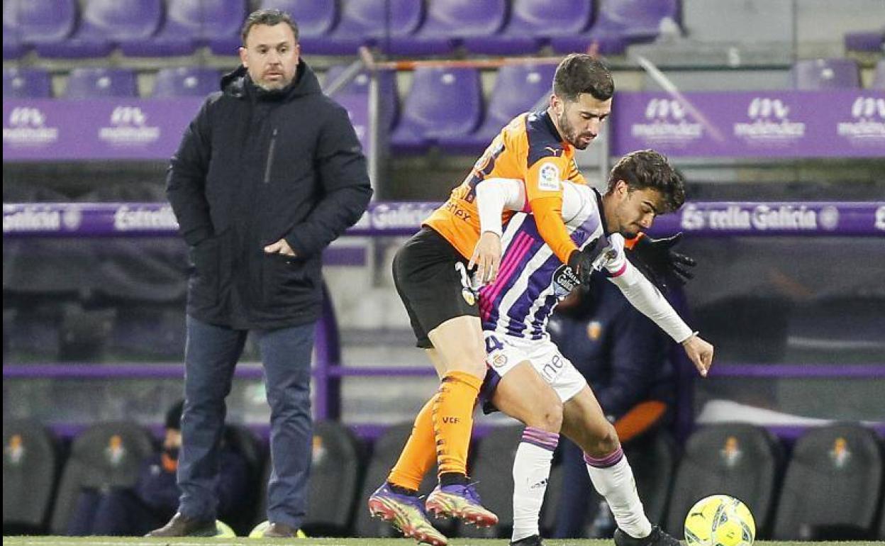 Sergio observa desde la banda una acción de Jota. 