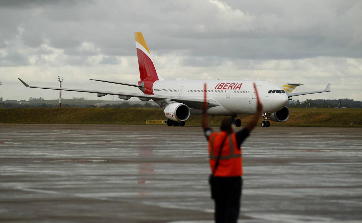 Un avión de Iberia a punto de despegar.