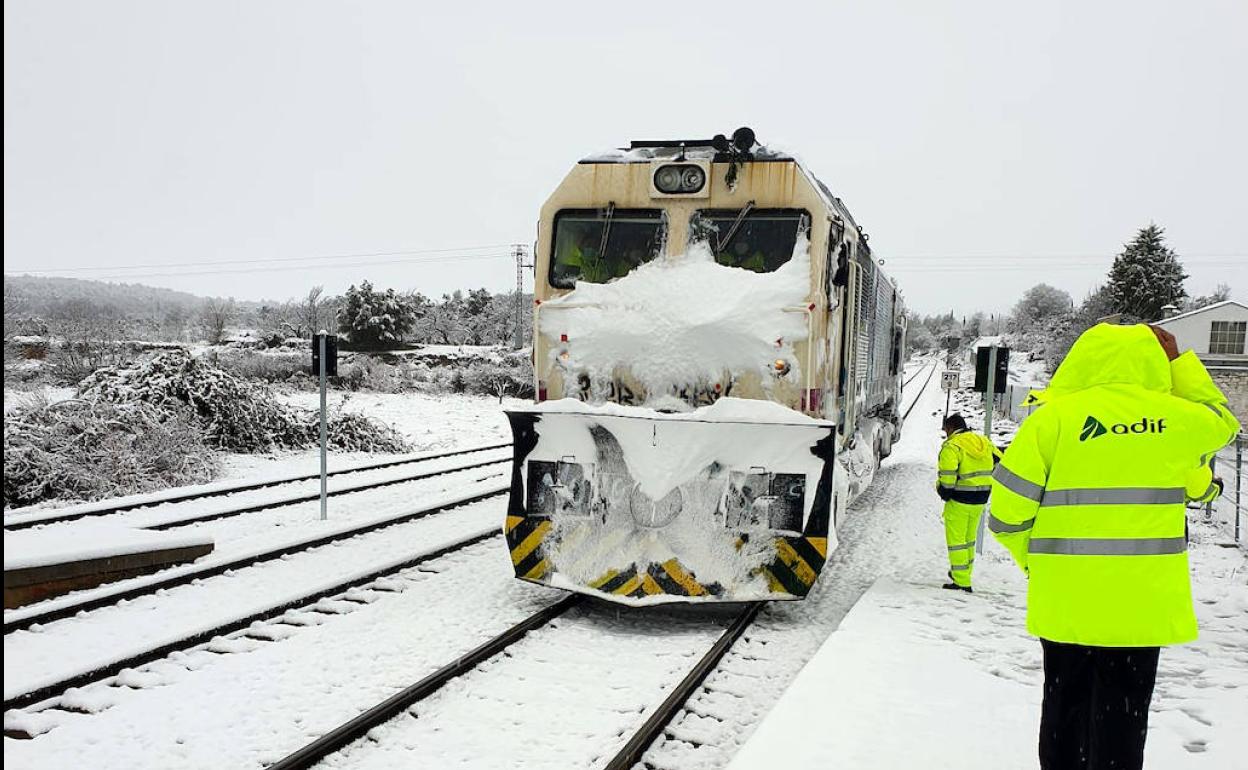 Trabajos de Adif y Renfe en diferentes puntos de España para poder restablecer algunas de las relaciones ferroviarias.