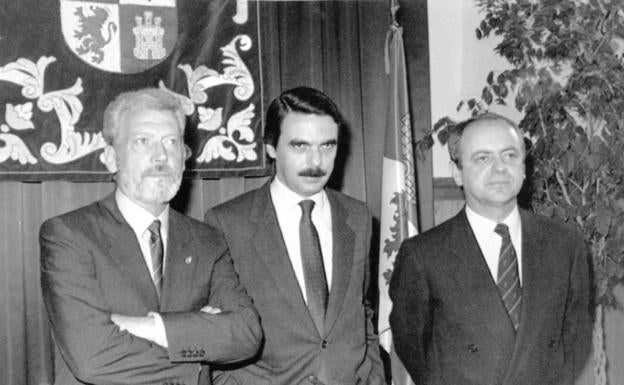 José Luis Sagredo (CDS), José María Aznar (AP) y José María Monforte (CDS), en 1988, cuando AP y CDS sellaron el Gobierno de coalición en la Junta de Castilla y León.