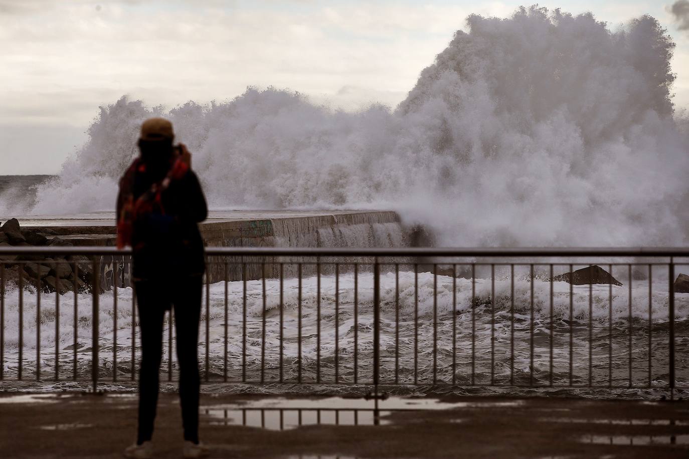 El temporal ha dejado grandes olas en la Barceloneta, en Barcelona