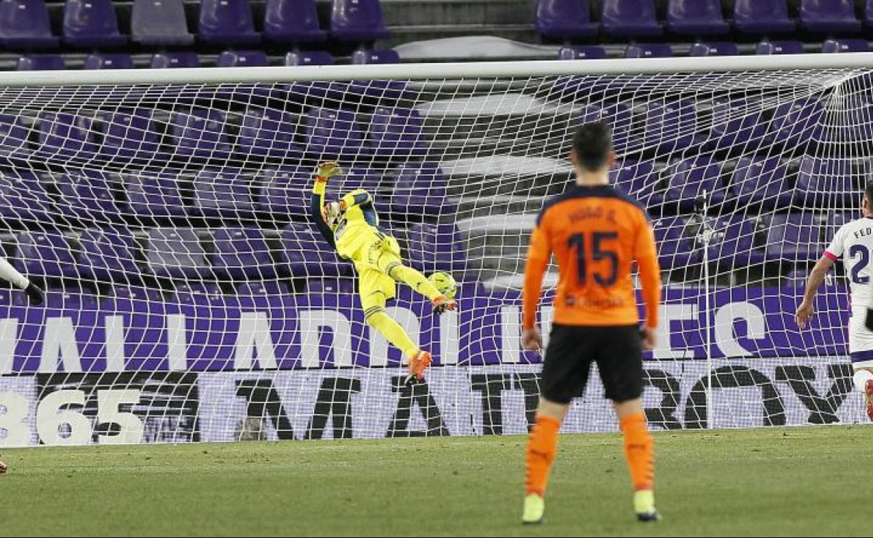 Masip encaja el gol del Valencia, que entró por el centro de la portería