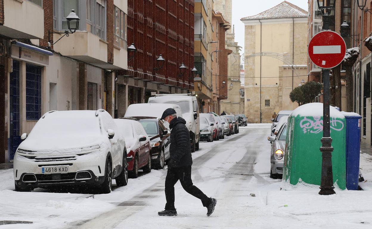 Un viandante pasea por una calle nevada, el sábado en Palencia. 