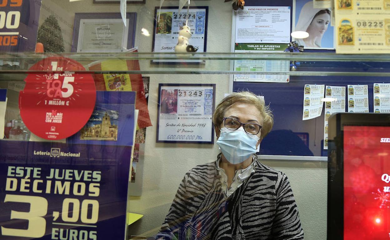 Pilar García, en la administración de la calle Balmes que ha repartido el premio. 