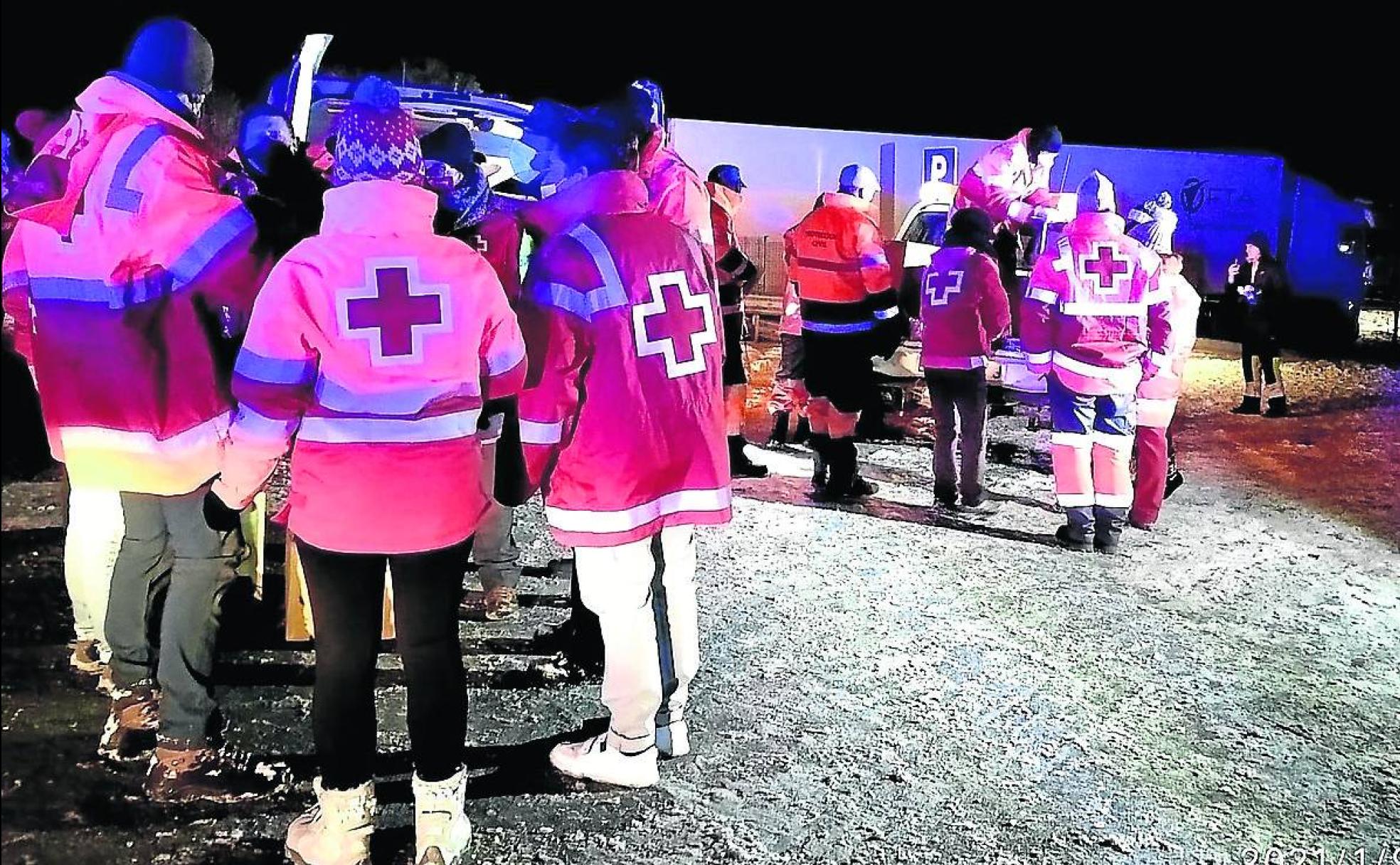 Voluntarios de Cruz Roja reparten mantas y comida la noche del sábado en Boceguillas. 