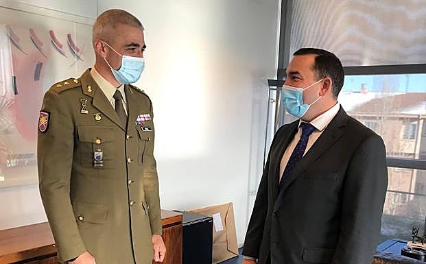 Javier García López, con el delegado de la Junta.