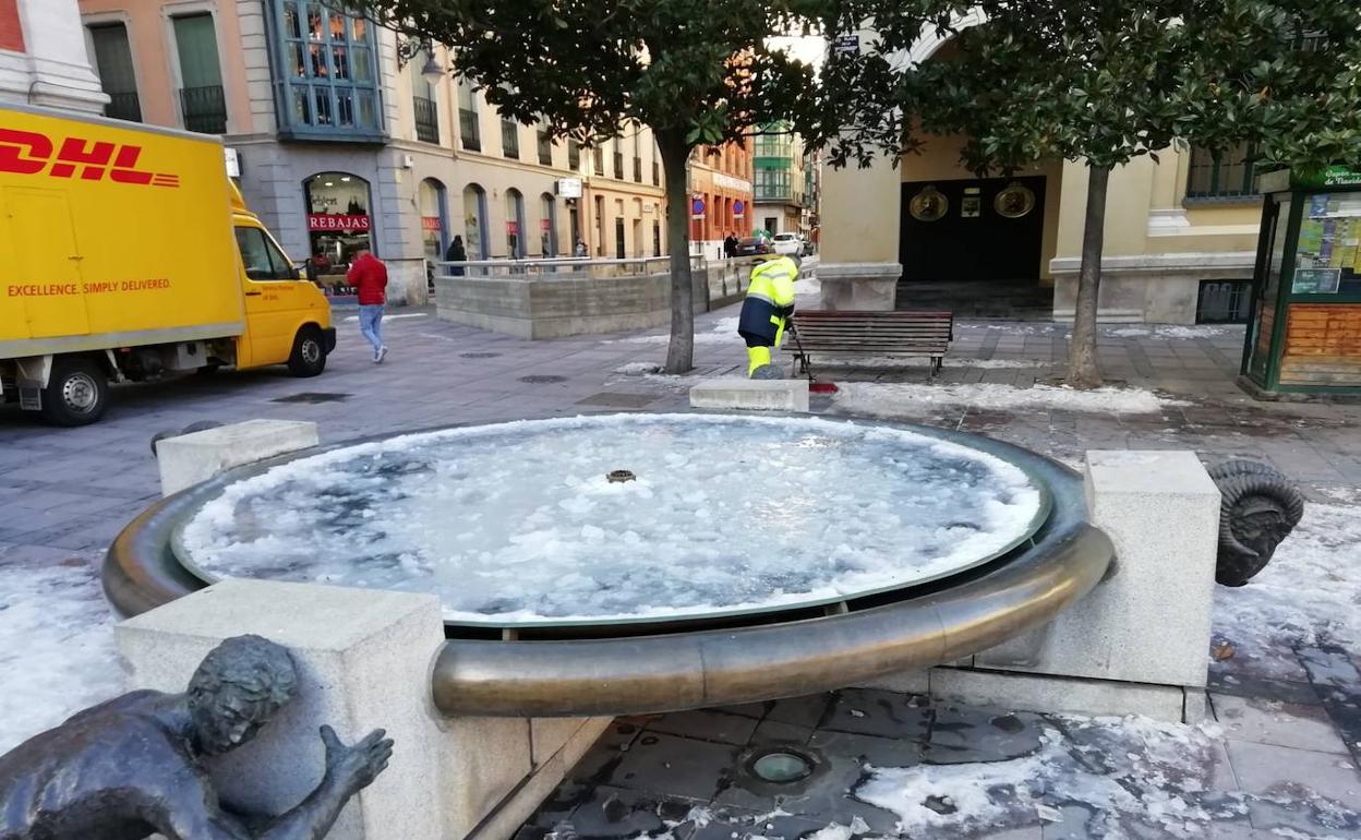 Plaza de la Rinconada, con la fuente helada, este lunes por la mañana. 