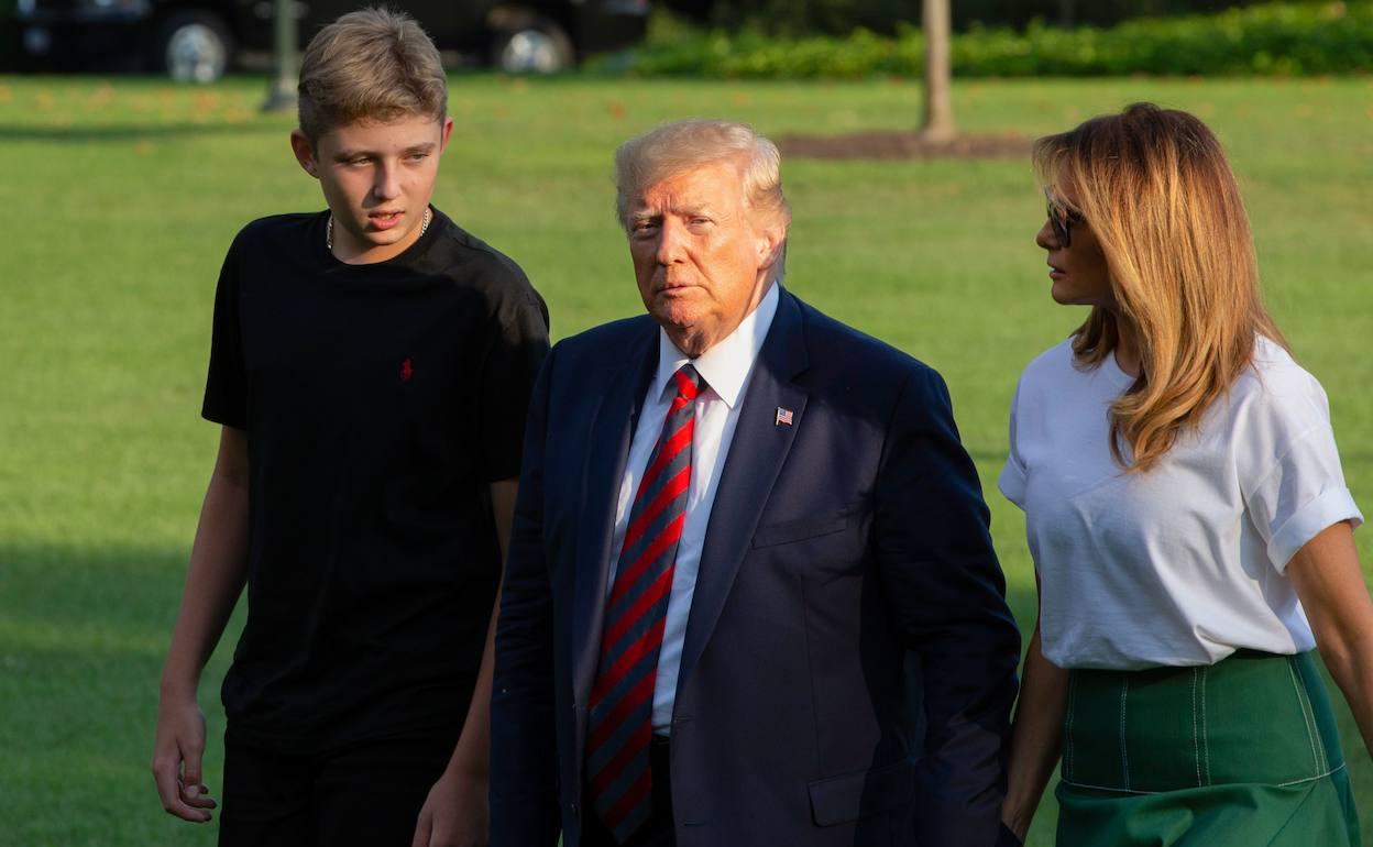 Con uno de sus hijos y su esposa, Donald Trump regresa de su campo de golf en Bedminster, en agosto de 2019.