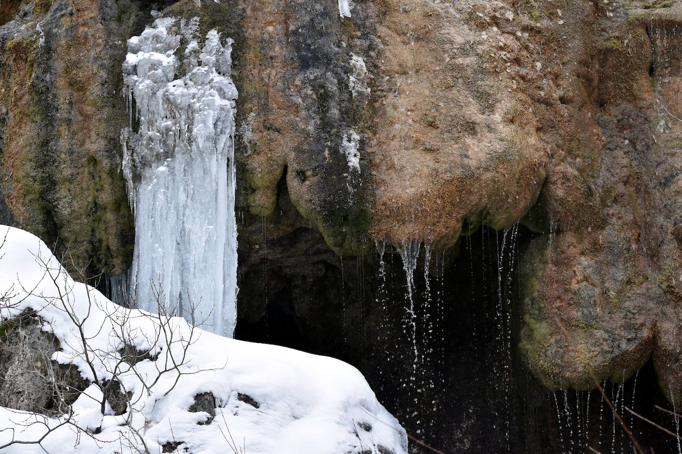 Fotos: El hielo se apodera de la cascada de Covalagua