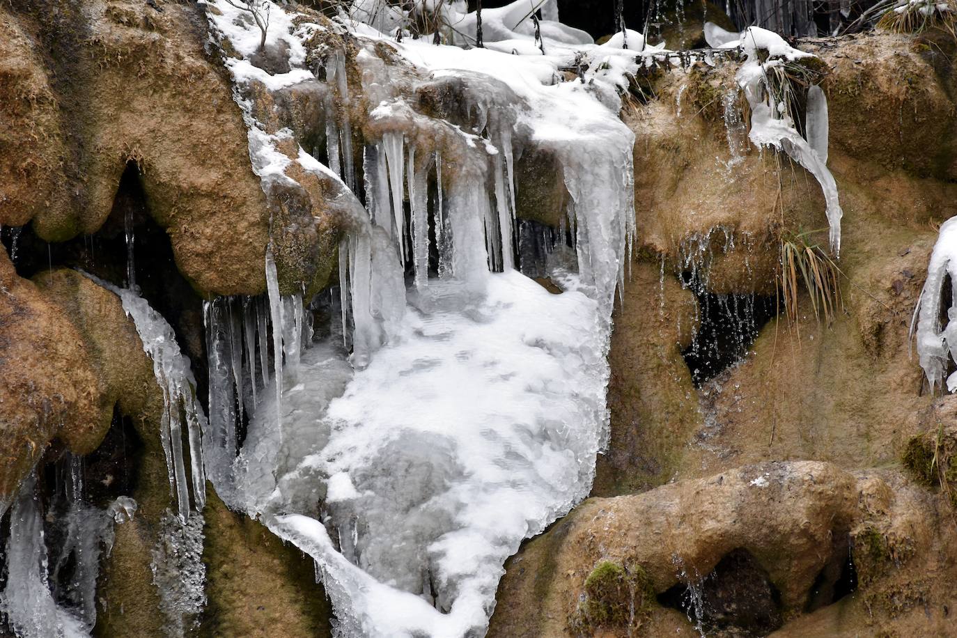 Fotos: El hielo se apodera de la cascada de Covalagua